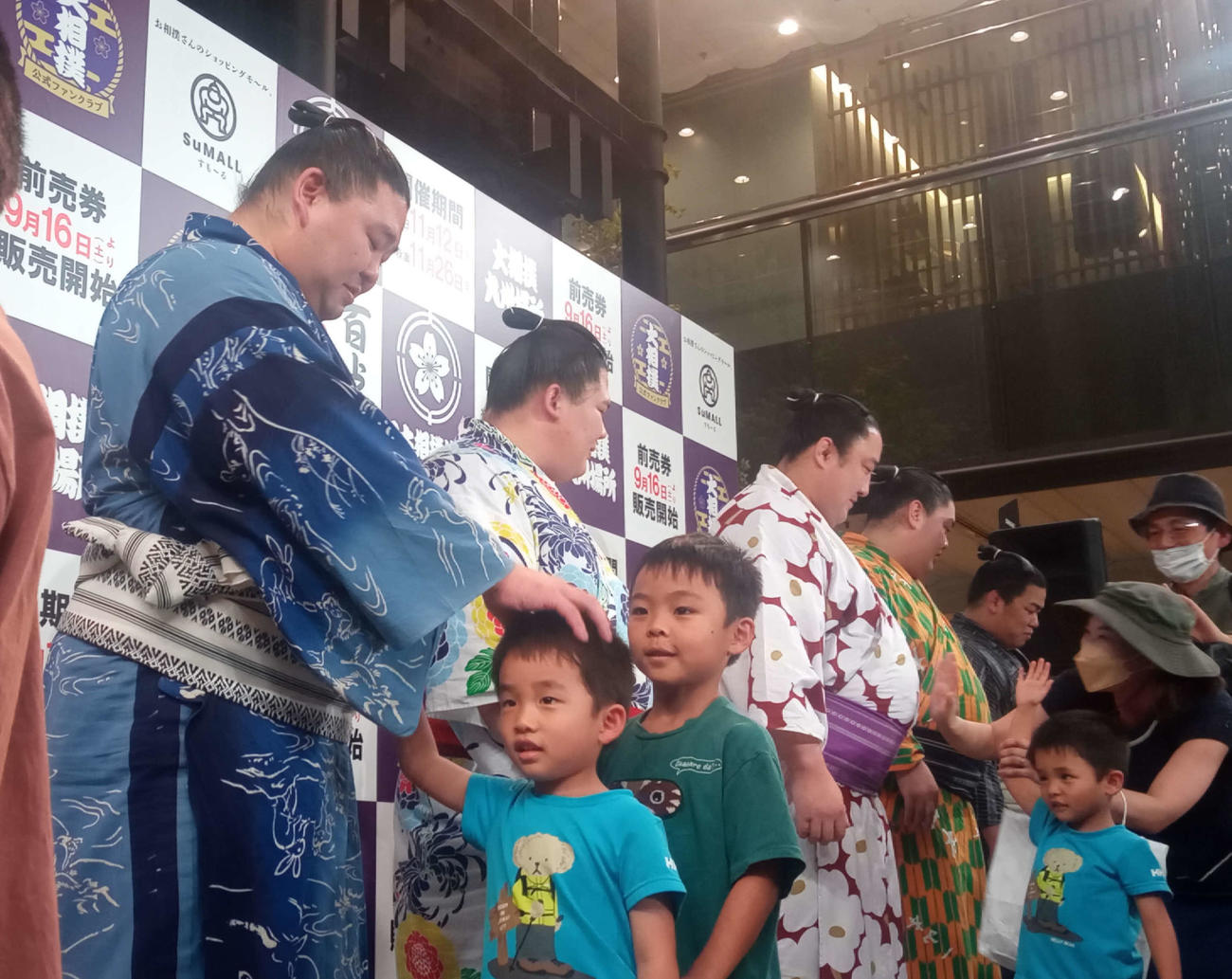 佐田の海（左から3人目）のおなかをタッチする大相撲ファン（撮影・菊川光一）