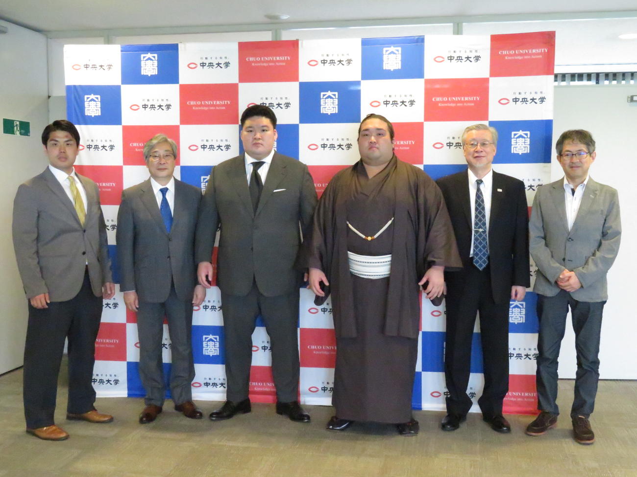師匠の武隈親方（左から3人目）とともに母校の中大を表敬訪問した豪ノ山（右から3人目）。左から中大相撲部の山口弘和監督、河合久学長、2人おいて大村雅彦理事長、相撲部の丹治竜郎部長