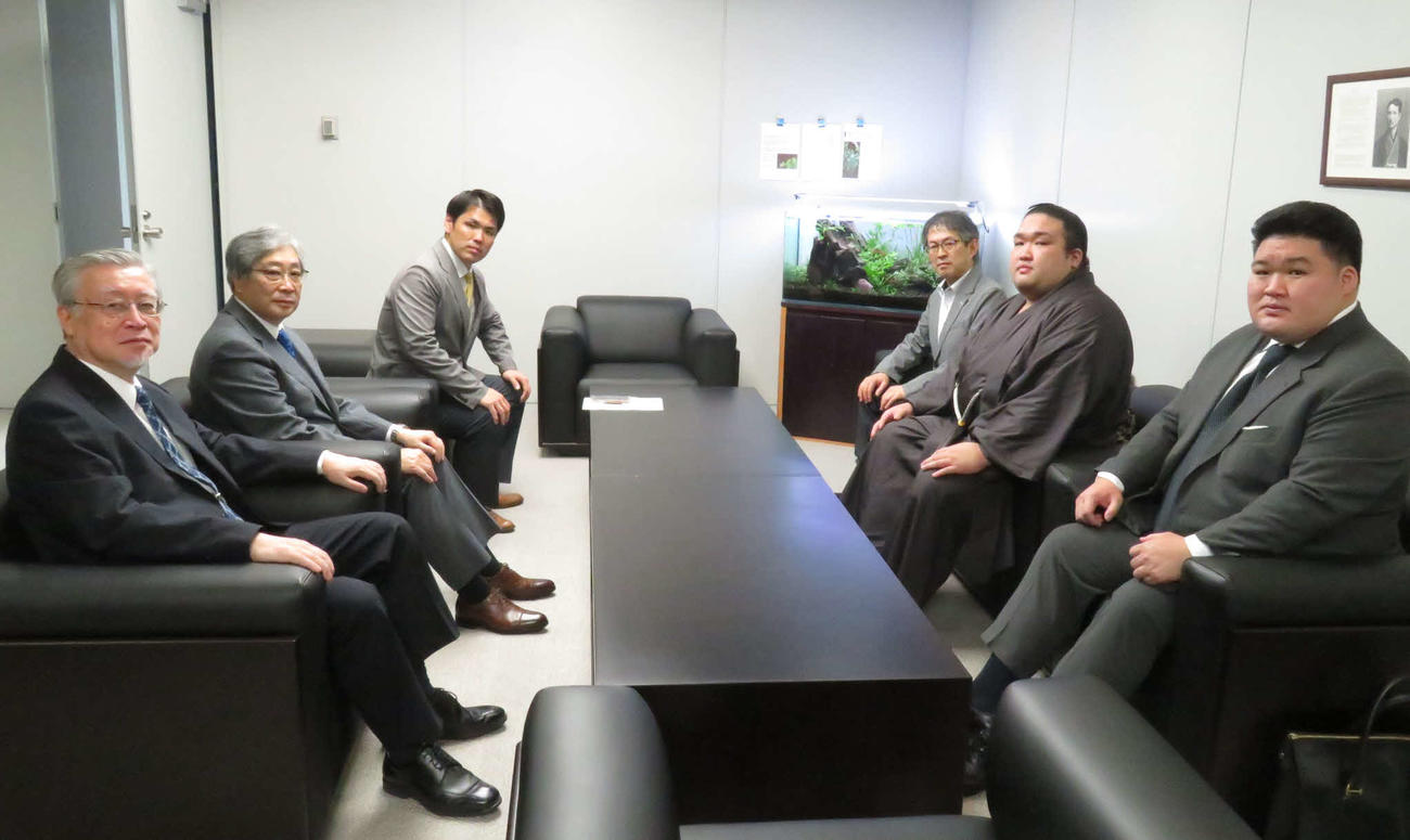 師匠の武隈親方（右端）とともに母校の中大を表敬訪問した豪ノ山（右から2人目）。左から中大の大村雅彦理事長、河合久学長、相撲部の山口弘和監督、丹治竜郎部長