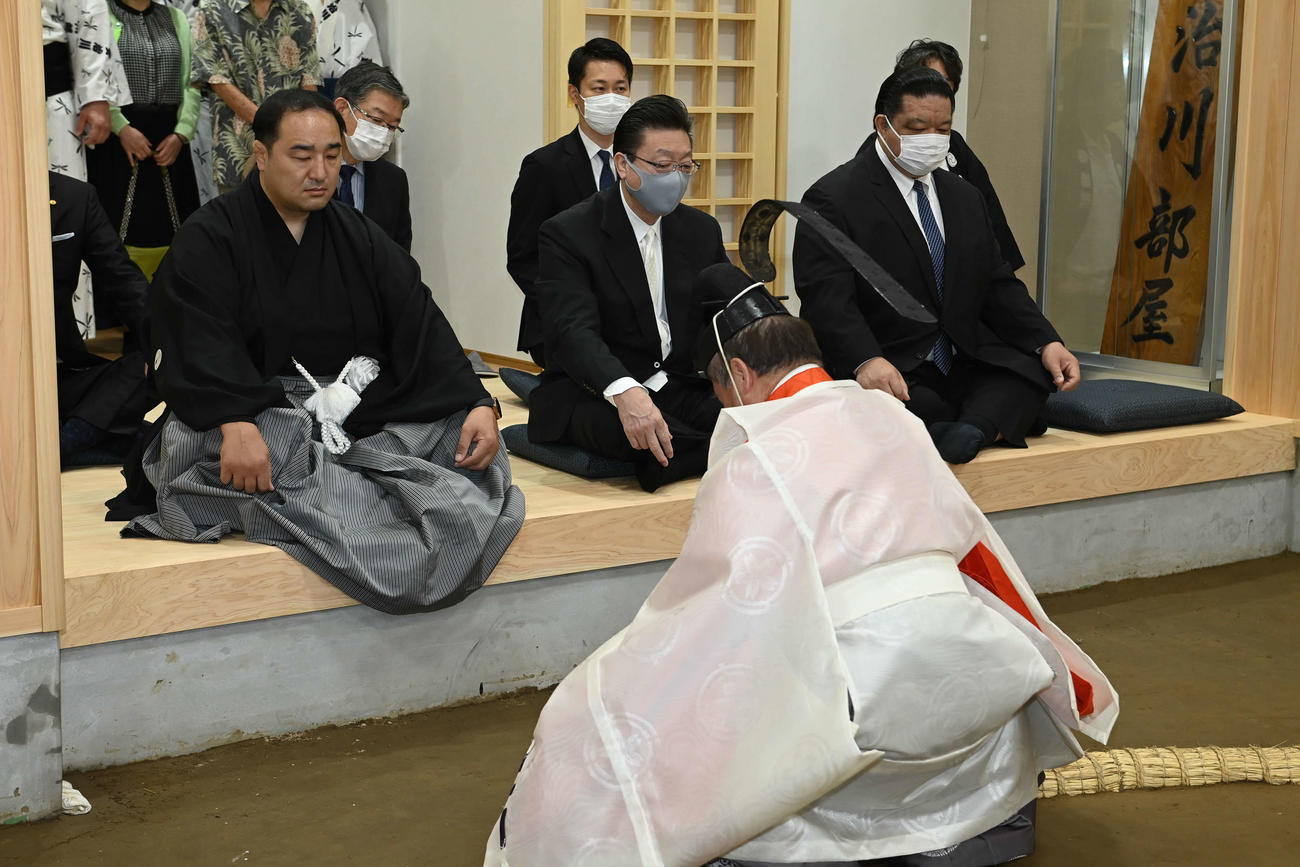 土俵開きを行った安治川部屋の安治川親方（左）（代表撮影）