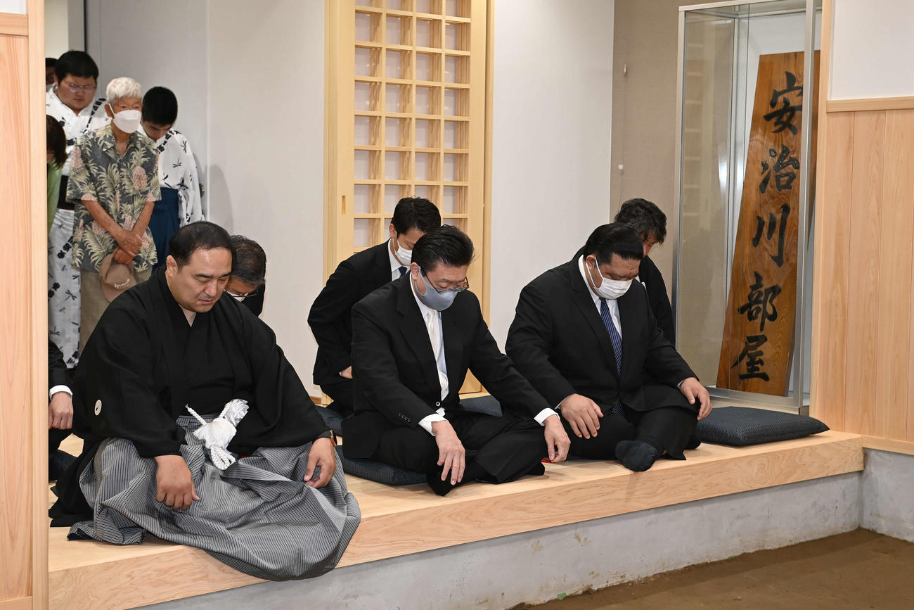 土俵開きを行った安治川部屋の安治川親方（左）（代表撮影）