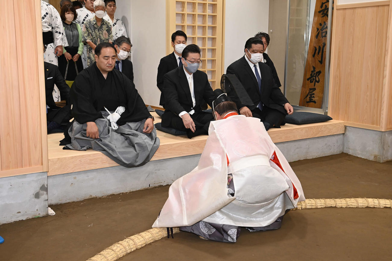 土俵開きを行った安治川部屋の安治川親方（左）（代表撮影）