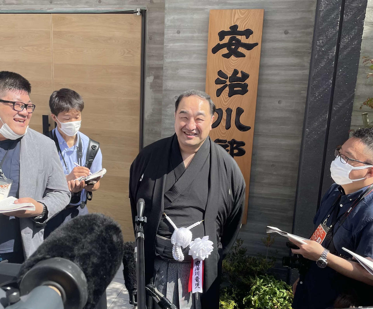 安治川部屋の土俵開き後、取材対応する安治川親方