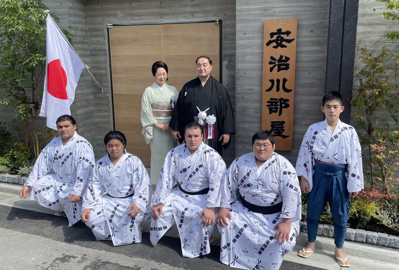 安治川部屋の土俵開きが行われた。後列右から安治川親方（元関脇安美錦）、おかみさんの絵莉さん。前列は右から呼び出しの安希隆、所属力士の安大翔、ダニーロ、安桜、安強羅