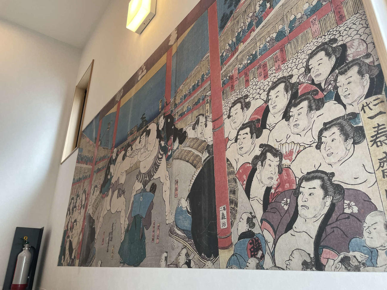安治川部屋の大部屋に続く階段にある錦絵