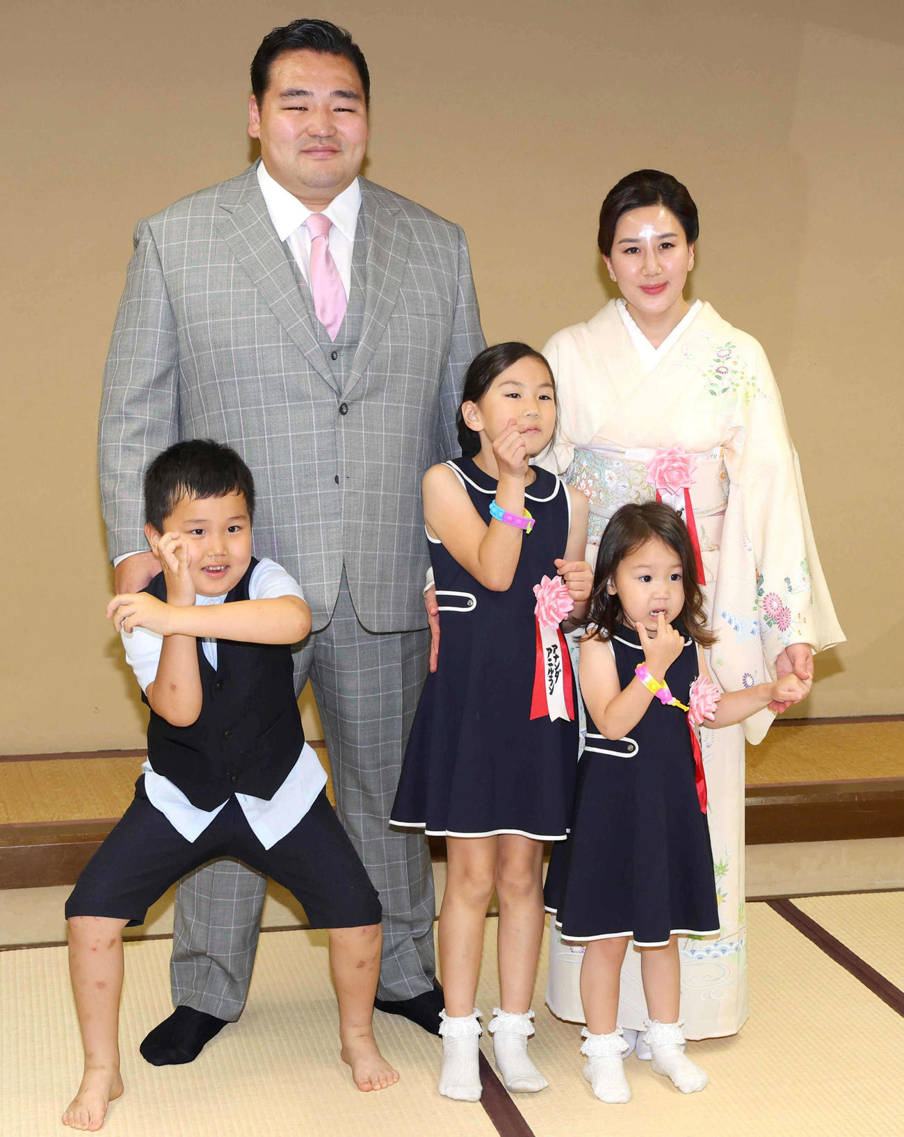 整髪を終え笑顔で写真に納まる鶴竜親方(後方左)。手前左から長男アナンダ・アマルバヤスガランくん、長女アナンダ・アニルランちゃん、次女アナンダ・エネルレンちゃん、後方右はダシニャム・ムンフザヤ夫人（2023年6月3日撮影）