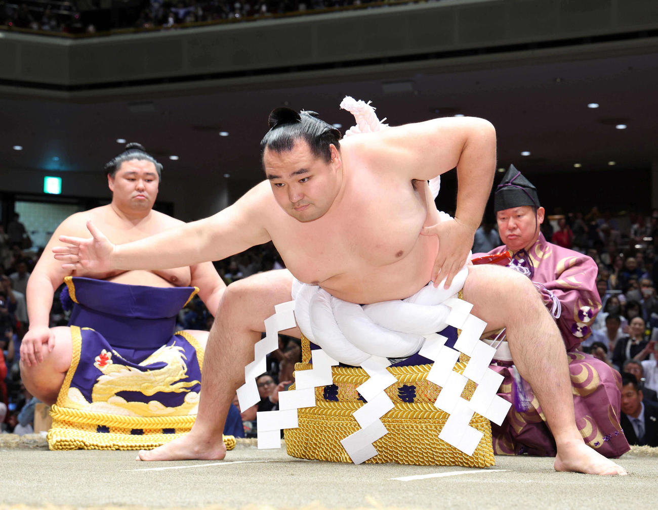 最後の土俵入りを披露した鶴竜親方。後方左は露払い正代（2023年6月3日撮影）