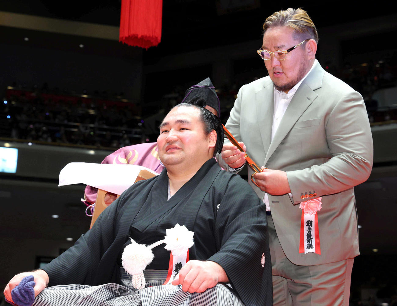 元横綱朝青龍のドルゴルスレン・ダグワドルジ氏（右）にはさみを入れてもらう鶴竜親方（2023年6月3日撮影）