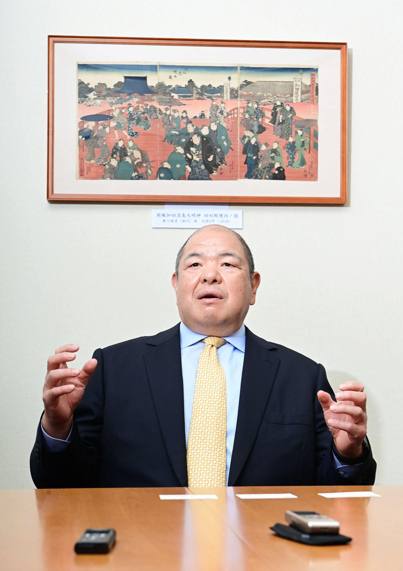 還暦を迎えインタビューに応えた日本相撲協会の八角理事長（撮影・小沢裕）