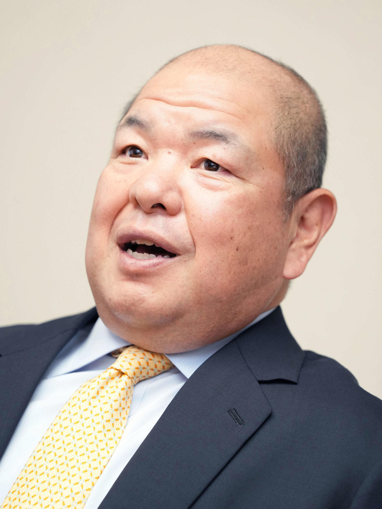 還暦を迎えインタビューに答える日本相撲協会の八角理事長（撮影・小沢裕）