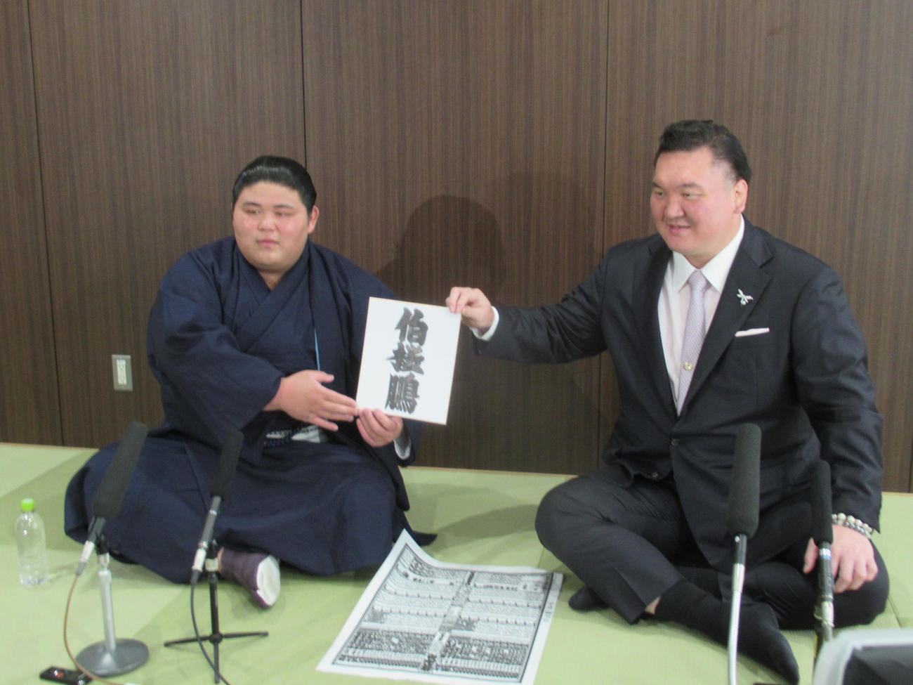 名古屋場所で新入幕の落合あらため伯桜鵬（左）と師匠の宮城野親方（撮影・実藤健一）