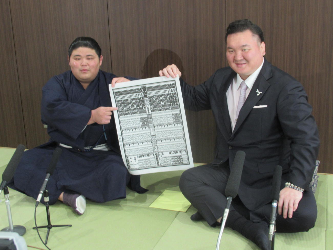 名古屋場所で新入幕の落合あらため伯桜鵬（左）と師匠の宮城野親方（撮影・実藤健一）