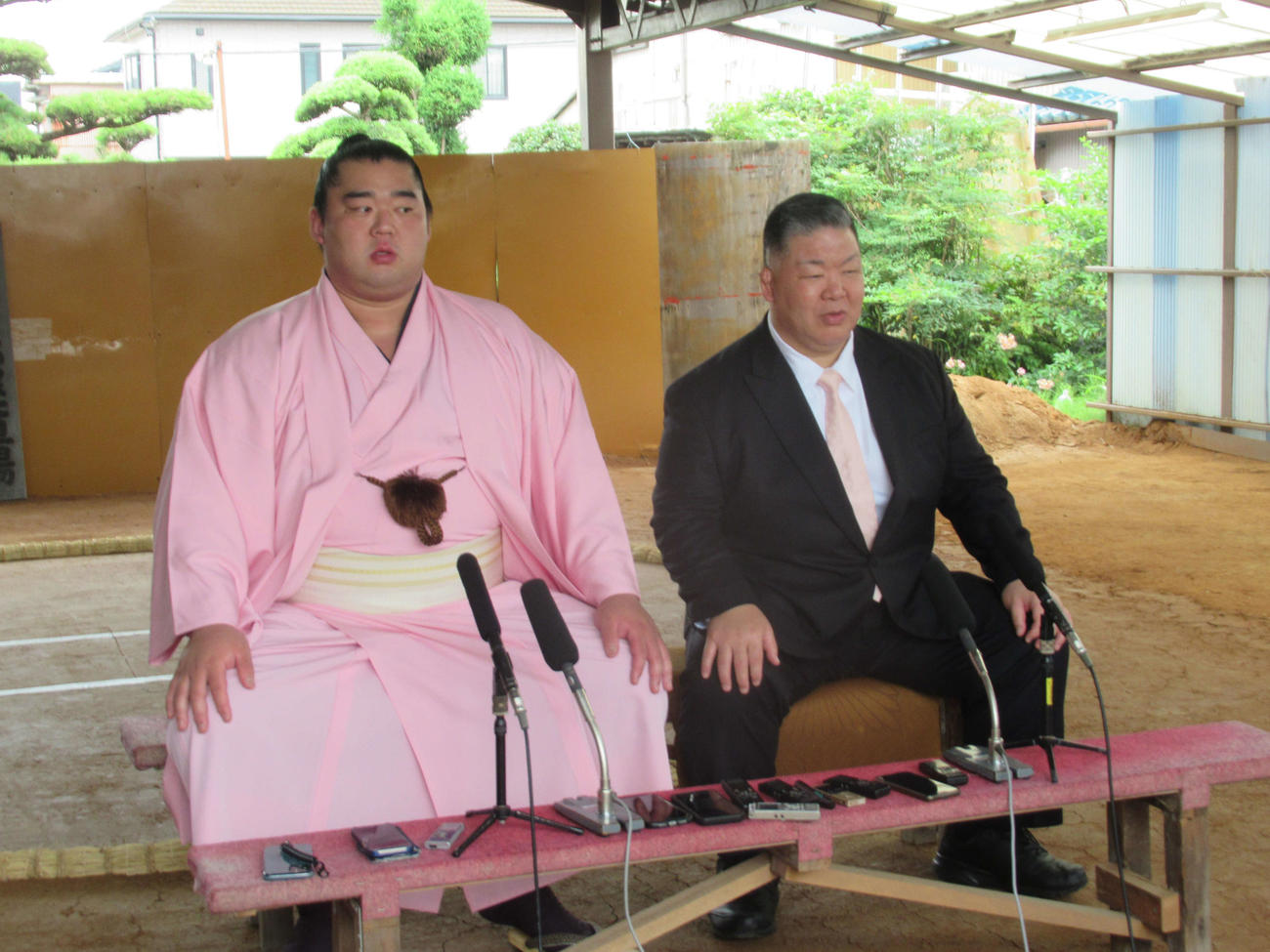 師匠の高田川親方（右）と新入幕会見に臨んだ湘南乃海（撮影・実藤健一）