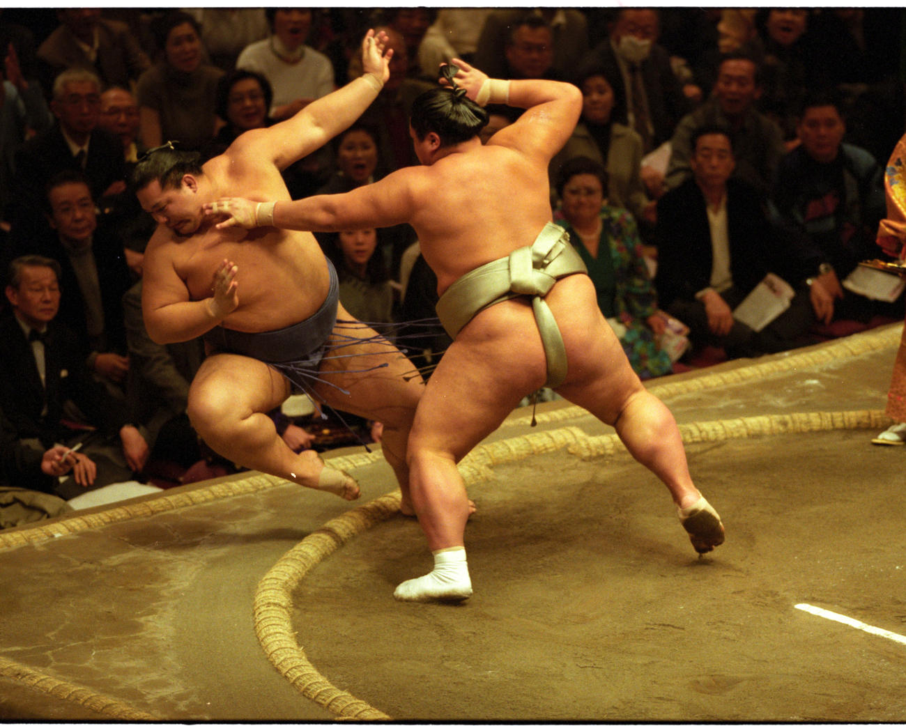 00年1月、武双山（右）は初場所千秋楽で魁皇を押し倒しで破り、初優勝を決める