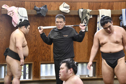 稽古を見つめる元大関栃東の玉ノ井親方（撮影・平山連）