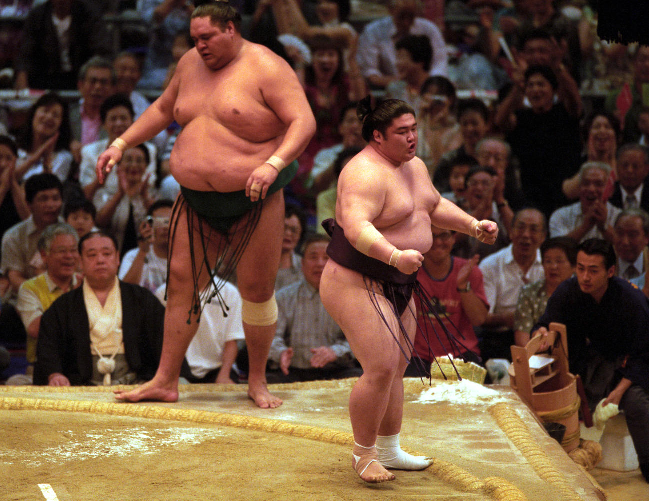 99年7月、出島（右）は優勝決定戦で曙を破って初優勝を飾り会心のガッツポーズ