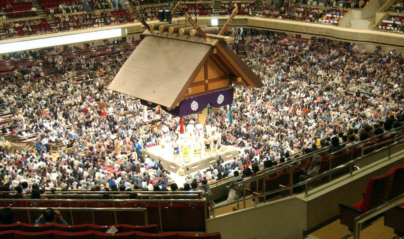 夏場所初日の両国国技館（2003年5月11日撮影）　