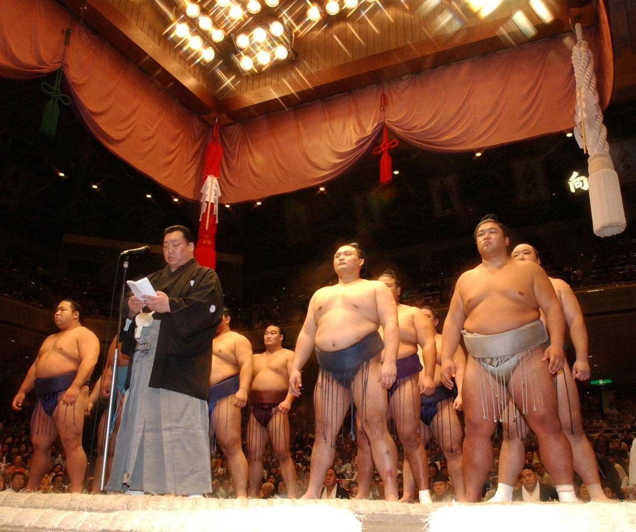 秋場所初日の協会あいさつ（2002年9月8日撮影）