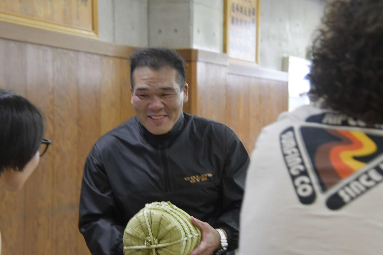 差し入れをもらう元大関栃東の玉ノ井親方（撮影・平山連）