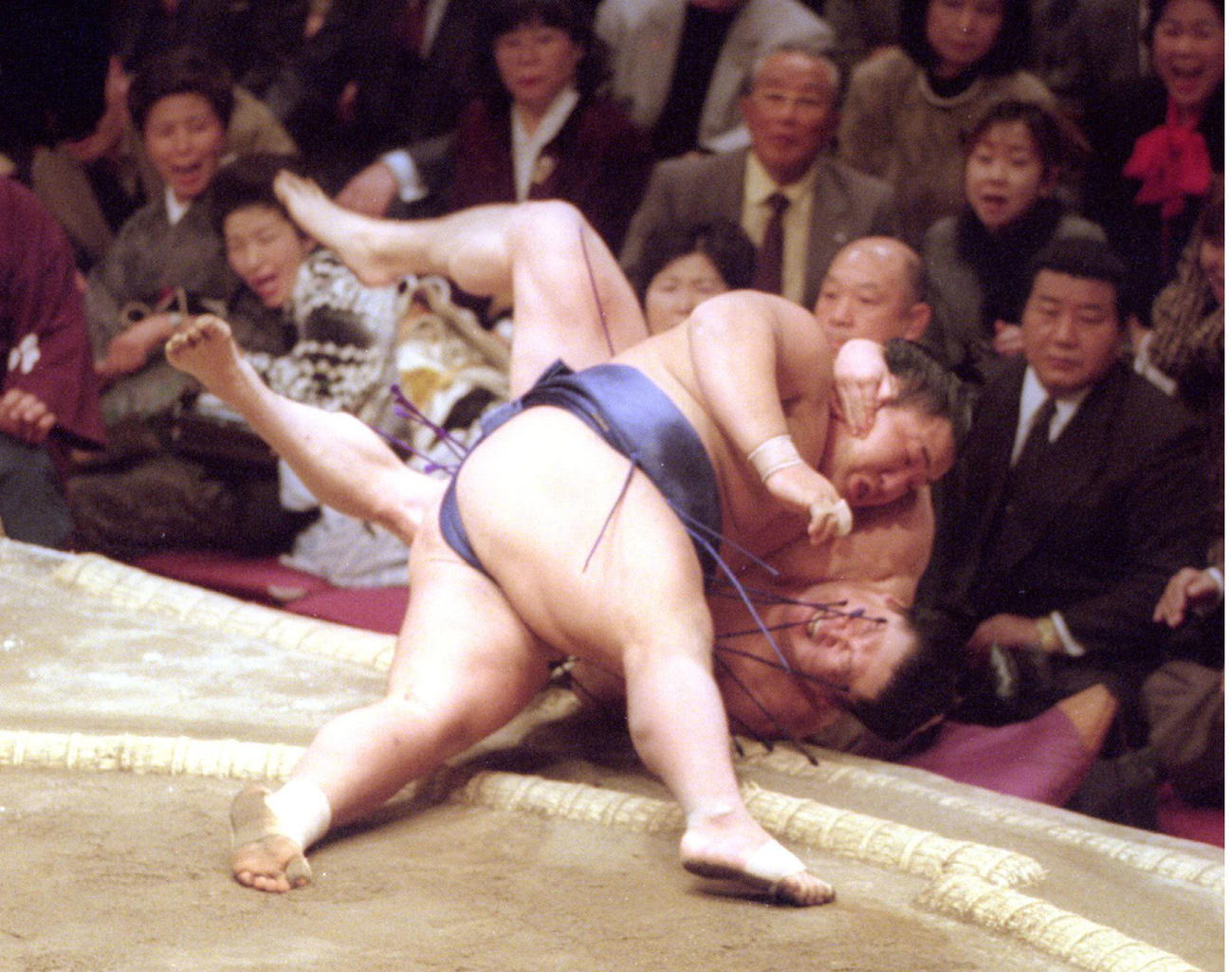 99年初場所、優勝決定戦取り直しで、千代大海（手前）は若乃花を寄り倒しで破る（99年1月24日撮影）