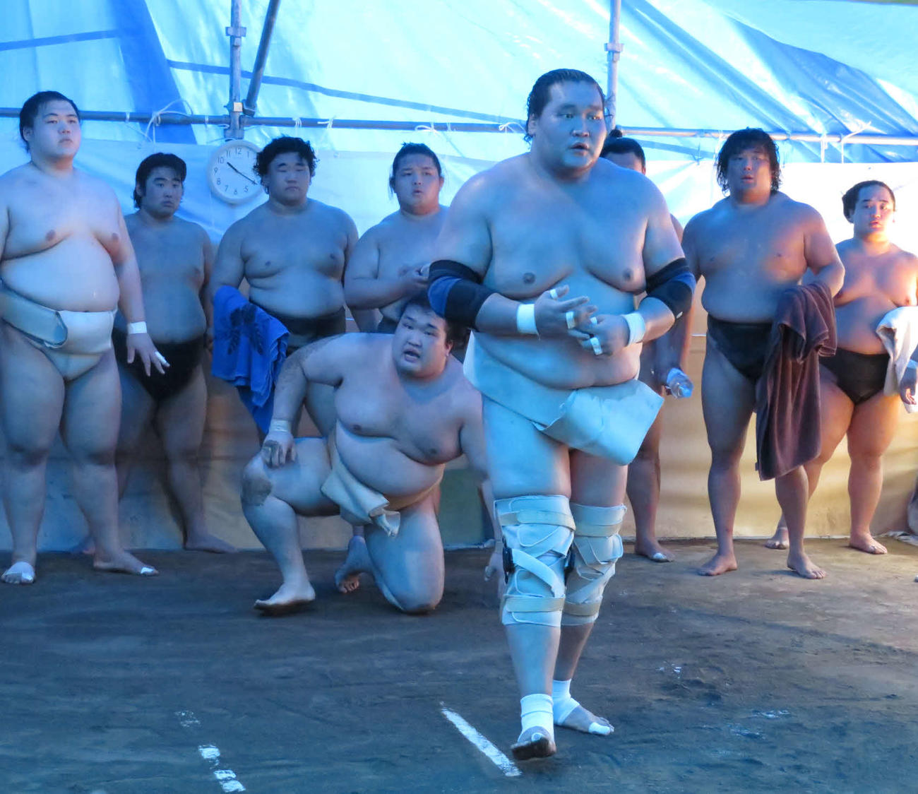 出稽古先の佐渡ケ嶽部屋で豪ノ山（手前から2人目）を圧倒した照ノ富士（手前）。左端は王鵬