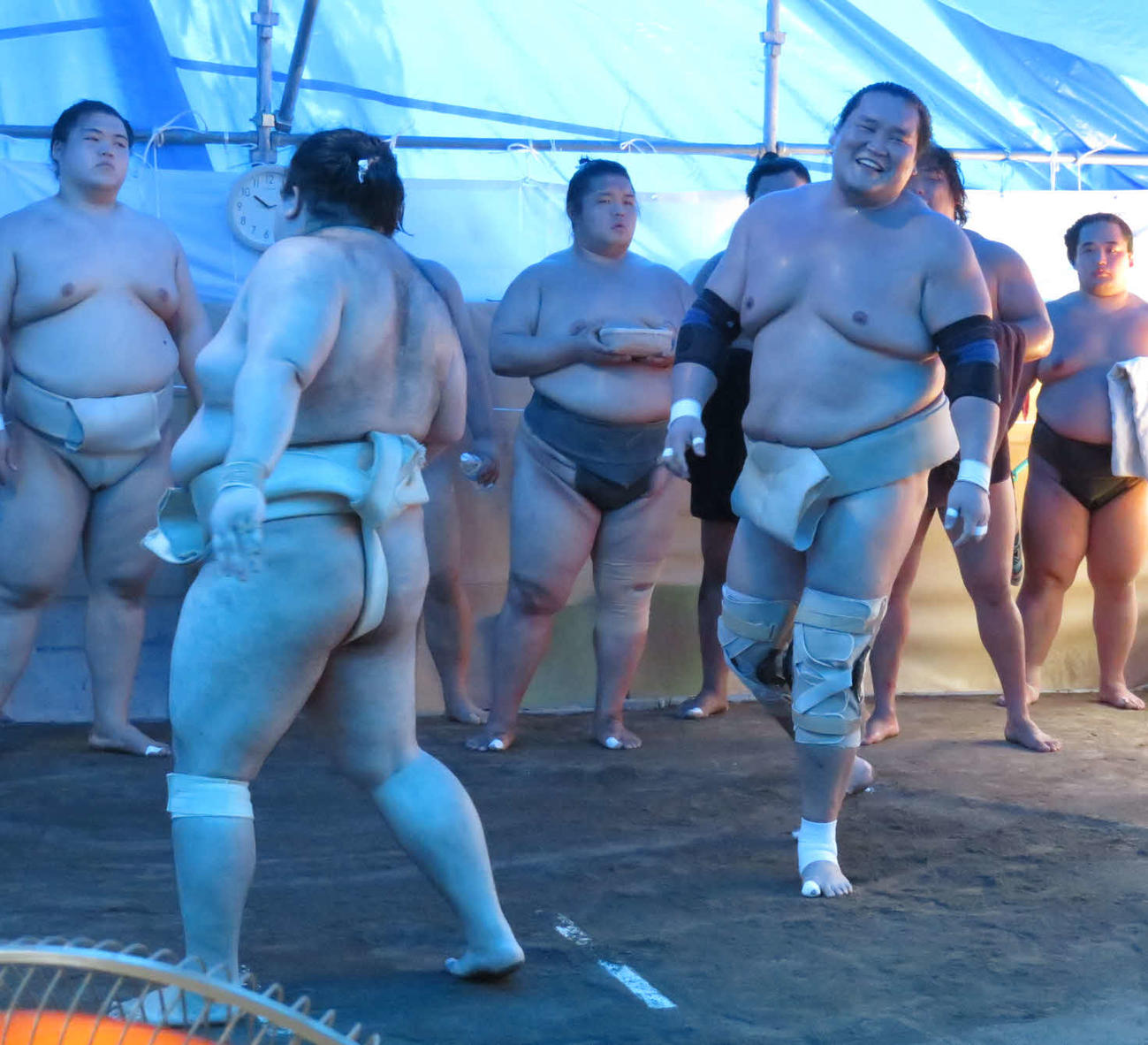三番稽古で豪ノ山（手前左）に敗れ、苦笑いを浮かべる照ノ富士（同右）。左端は王鵬