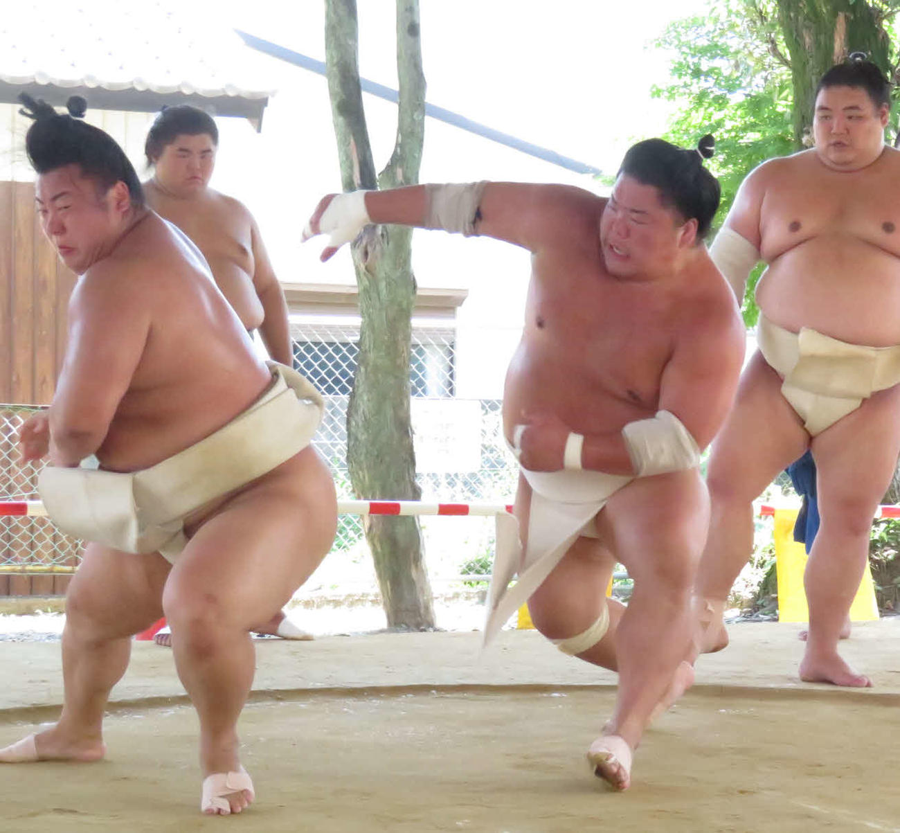 申し合いで激しい攻防の末に翔猿（左）を破った大栄翔。右は大翔鵬
