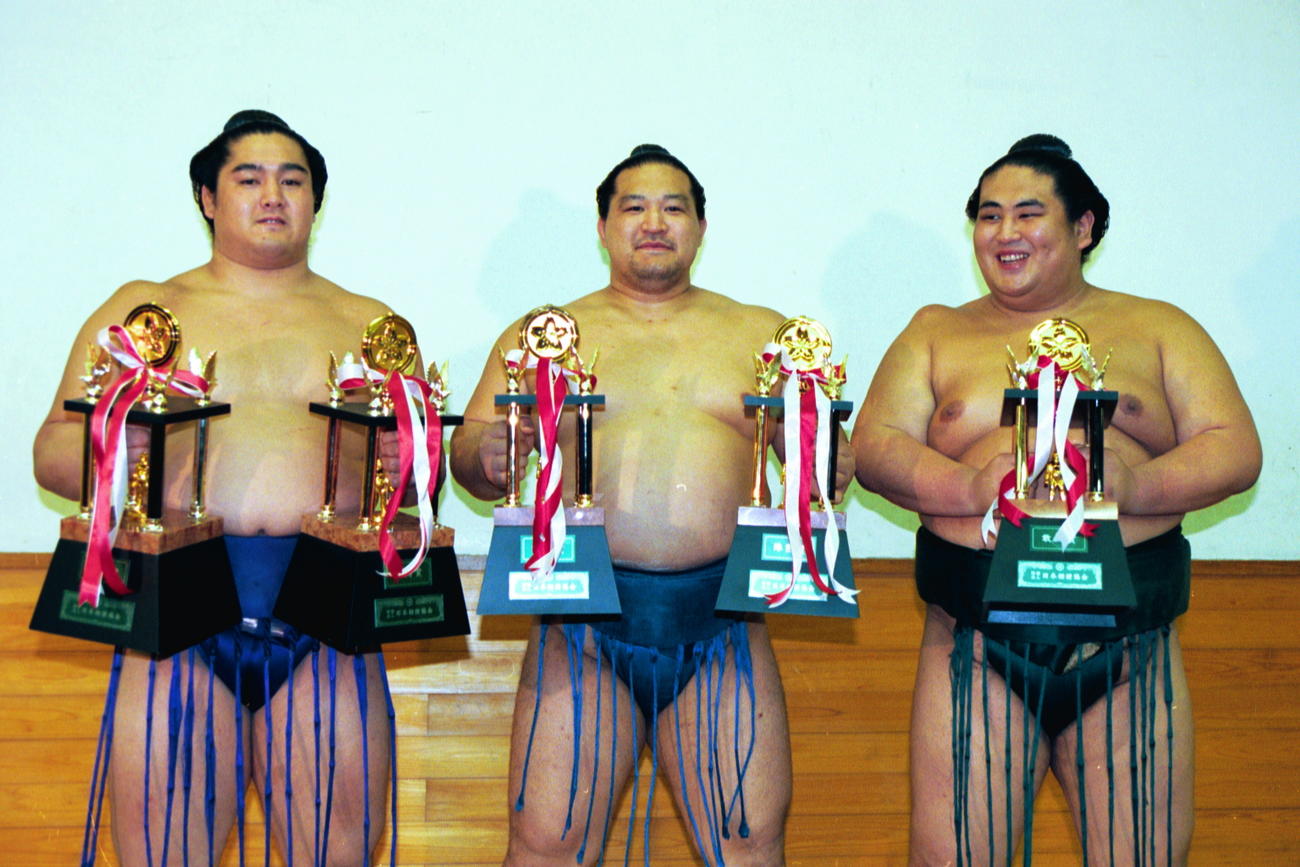 2000年夏場所で三賞を受賞した力士。左から栃乃花、魁皇、雅山（2000年5月21日撮影）
