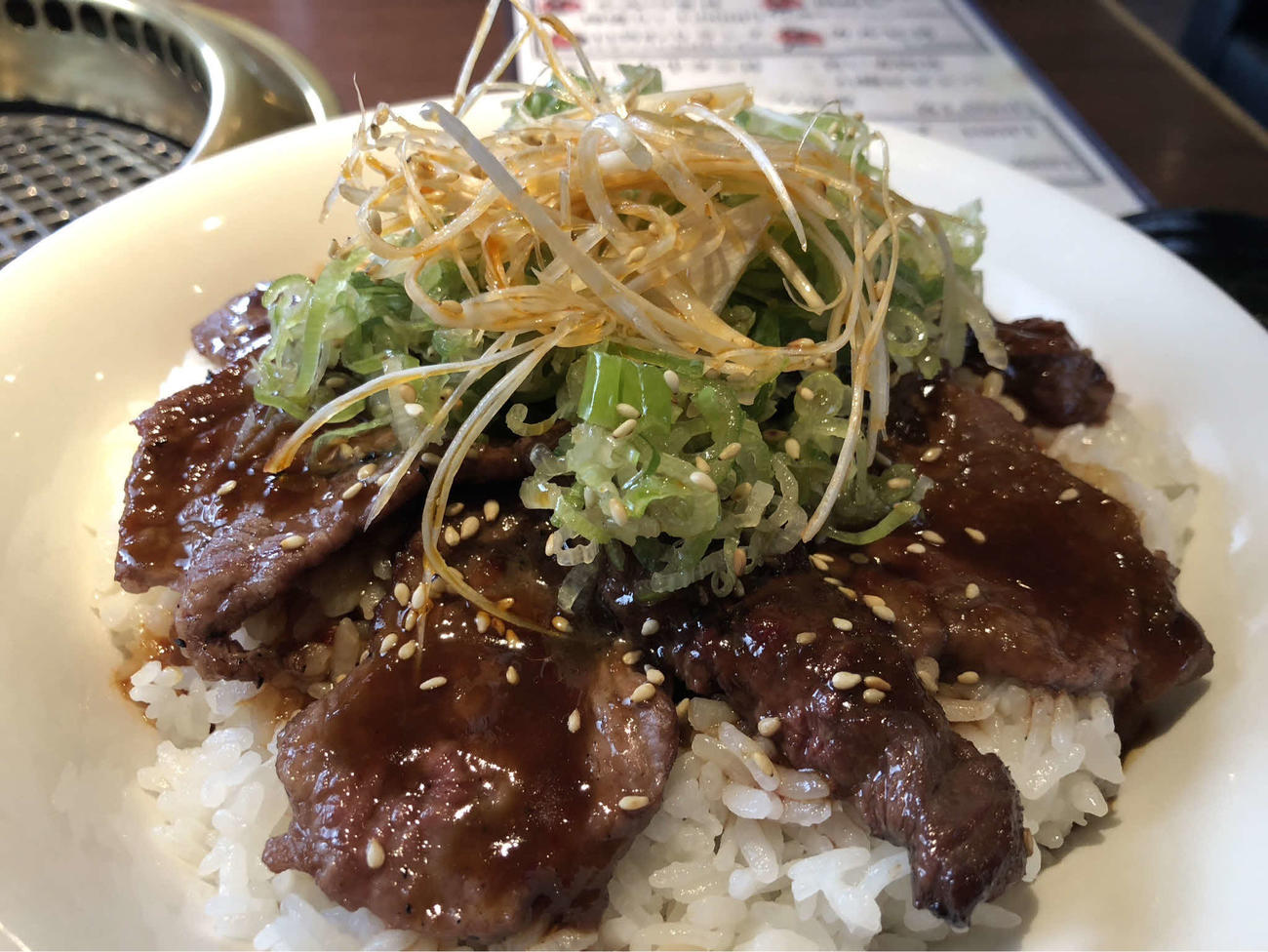 元大関琴光喜の田宮啓司さんが営む「焼肉家やみつき」でランチに提供されている人気メニュー「やみつき丼」（撮影・平山連）