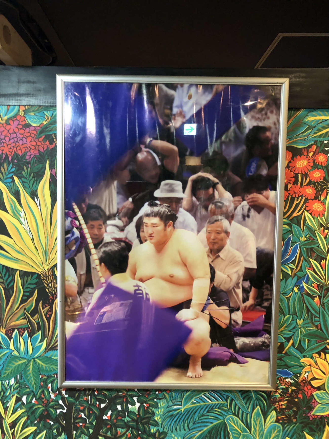 元大関琴光喜の田宮啓司さんの営む「焼肉家やみつき」店内に飾られた大関とり成功時の写真（撮影・平山連）