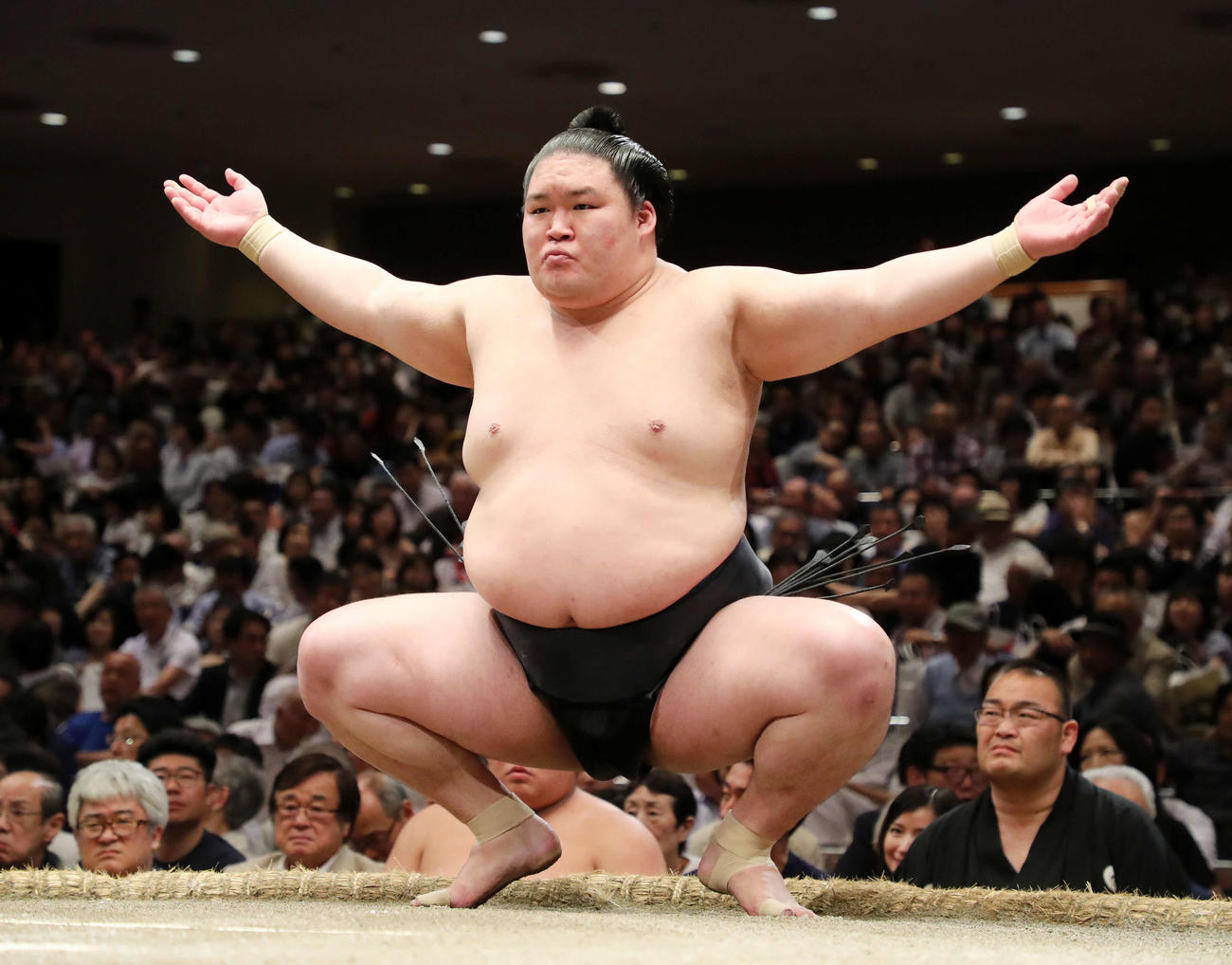 塵手水（ちりちょうず）を切る豪栄道（2018年5月撮影）
