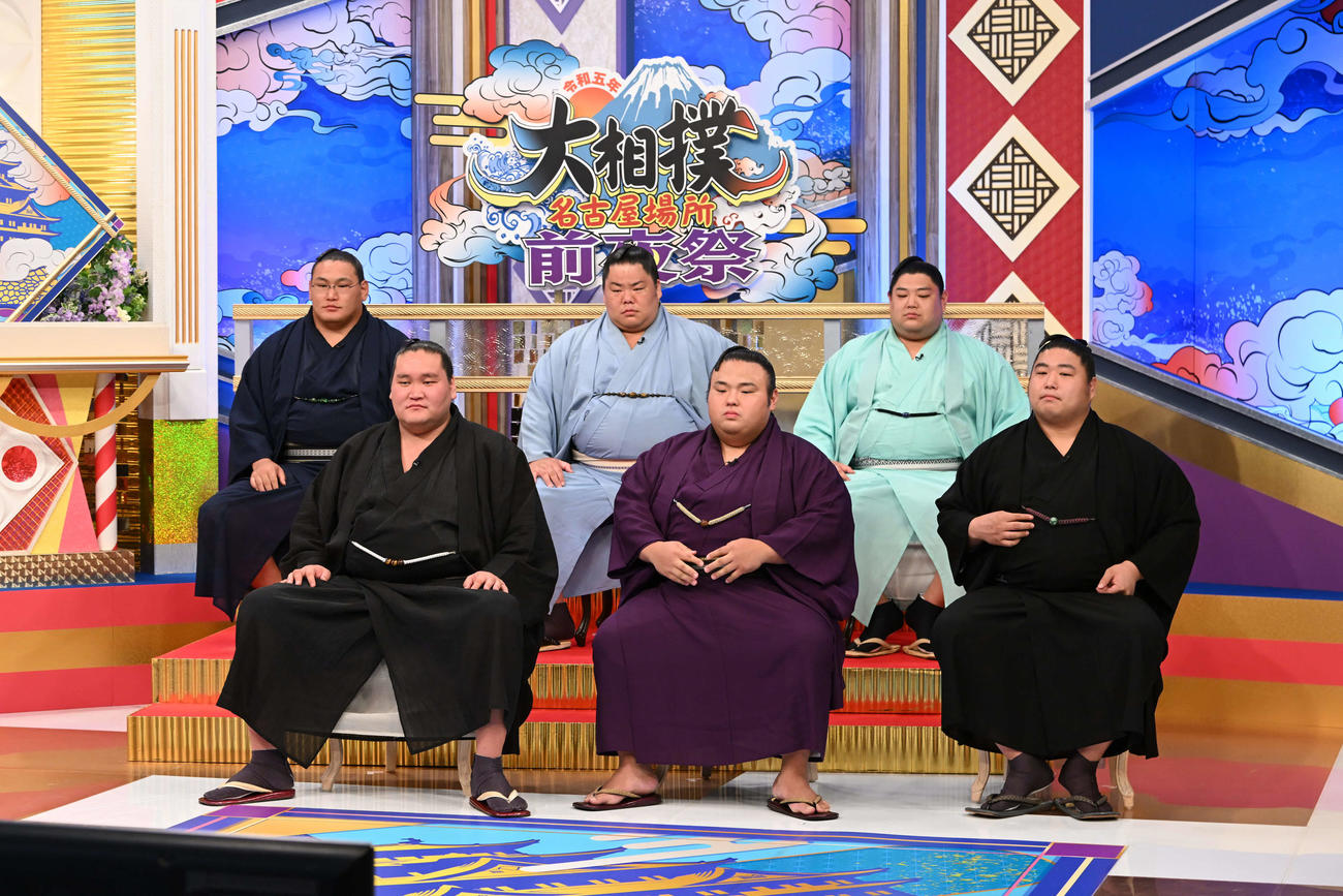 大相撲名古屋場所前夜祭の収録に参加した前列左から横綱照ノ富士、大関貴景勝、関脇若元春。後列左から関脇豊昇龍、関脇大栄翔、小結阿炎（代表撮影）