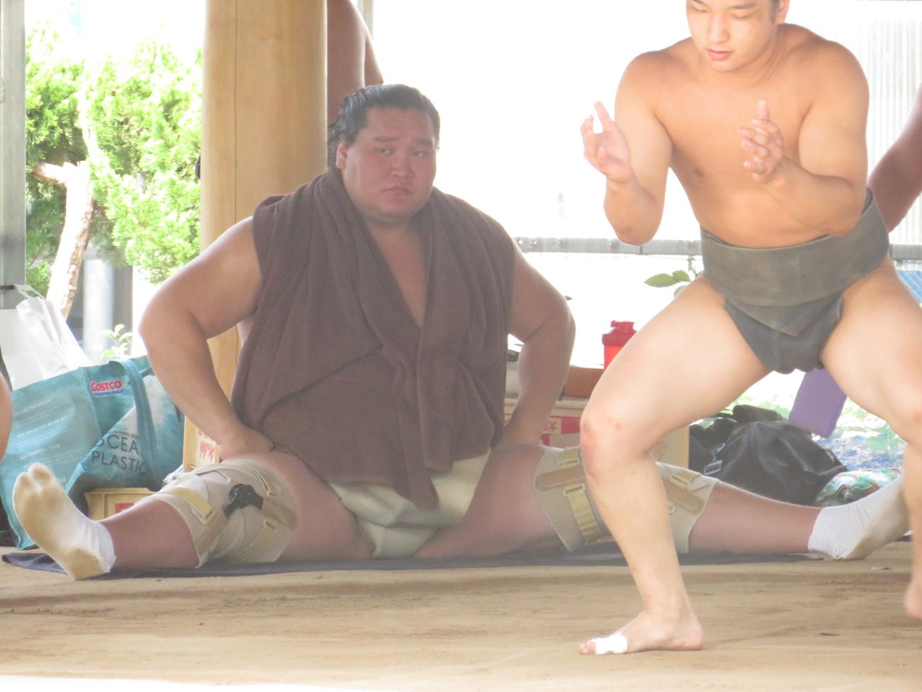 相撲を取る前に体をほぐす照ノ富士