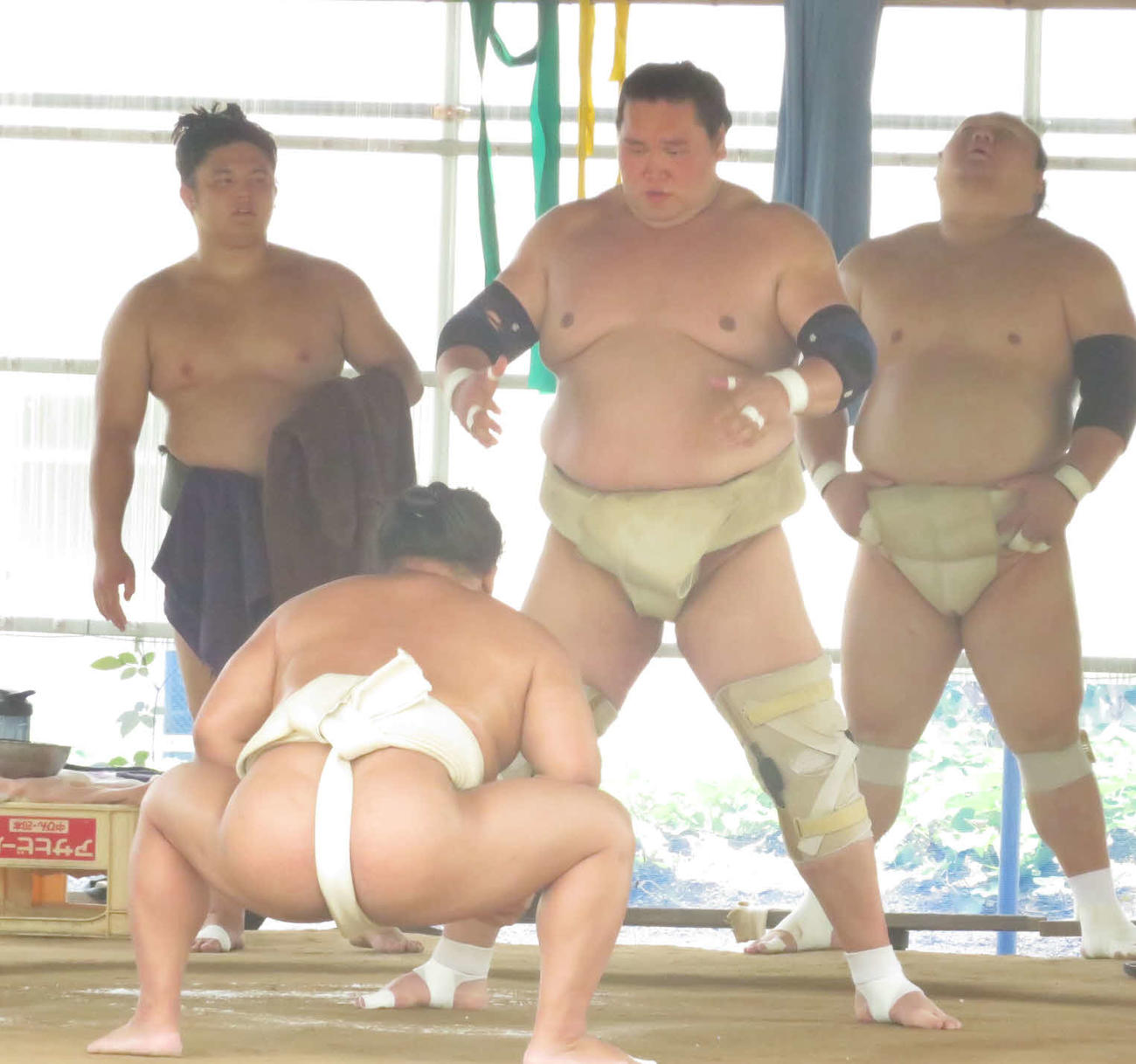 翠富士（手前）と稽古した照ノ富士（中央）。右は宝富士