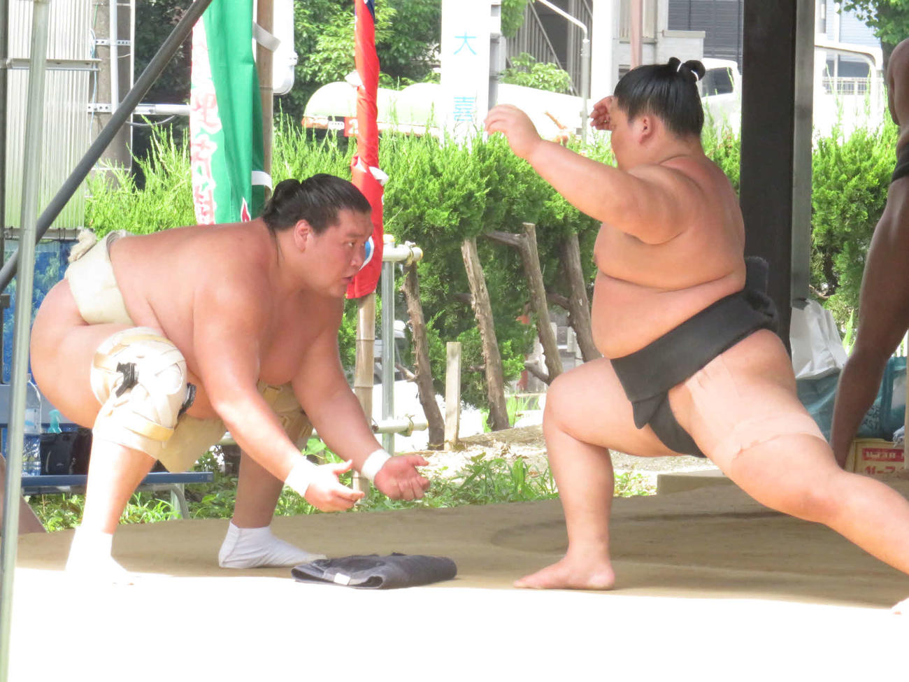 立ち合いの確認を繰り返す照ノ富士（左）
