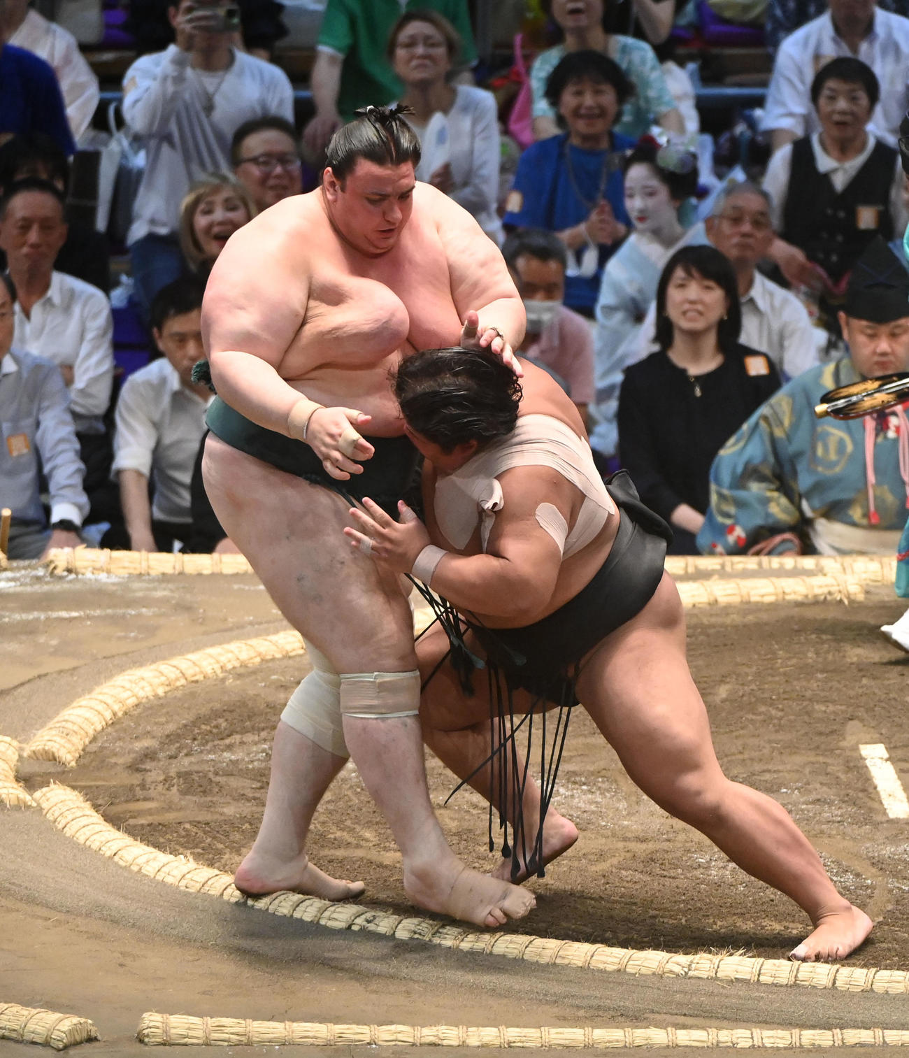 碧山を寄り切りで破る伯桜鵬（右）（撮影・森本幸一）