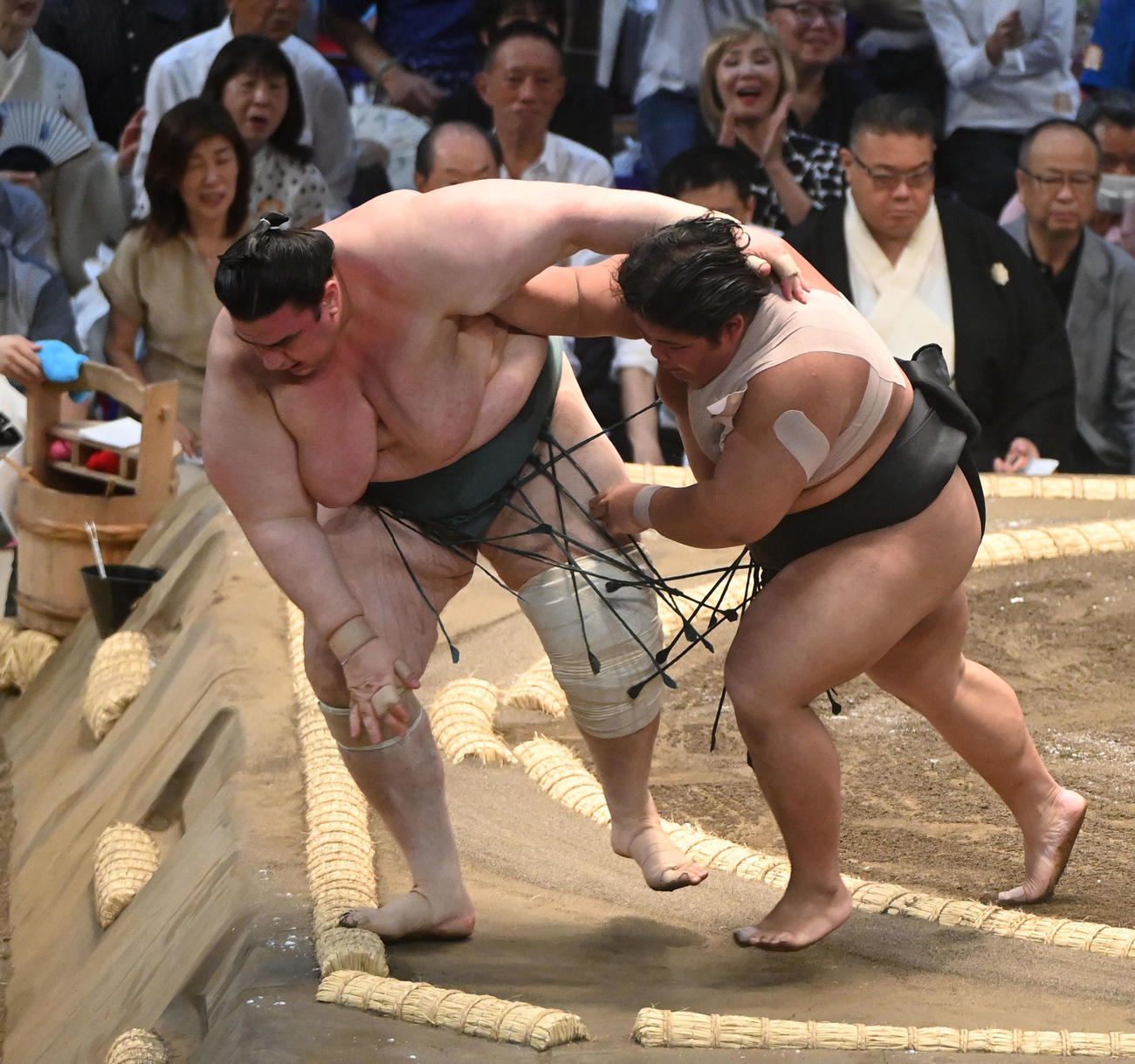 碧山を寄り切りで破る伯桜鵬（右）（撮影・森本幸一）