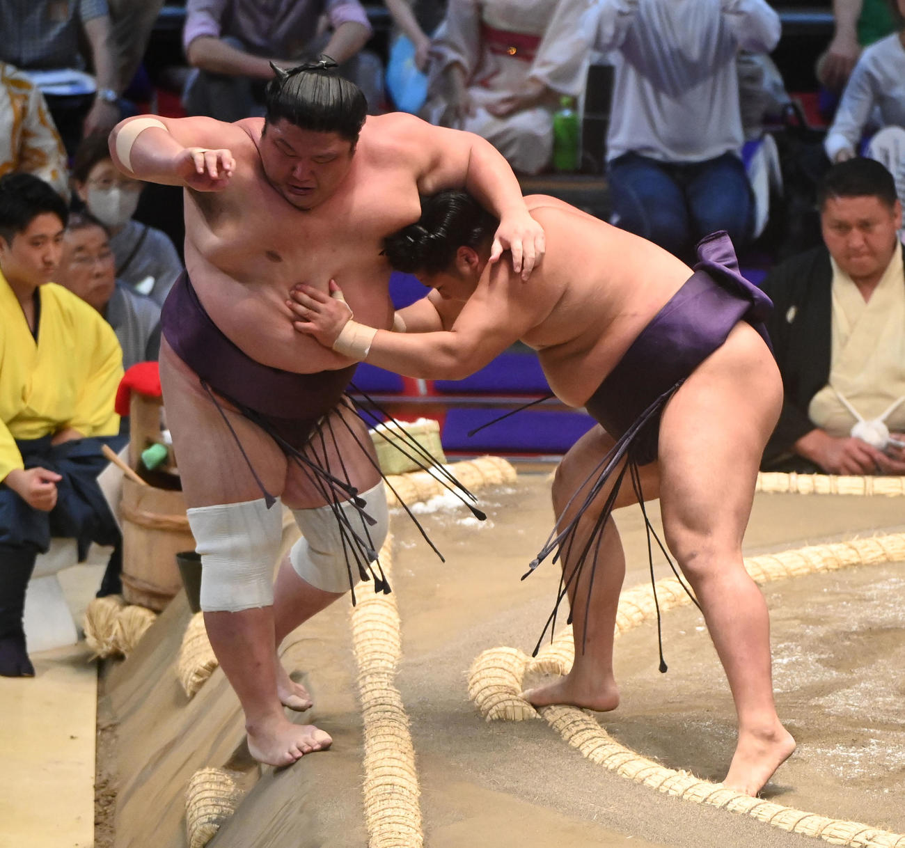 紫雷を押し出しで破る勇磨（右）（撮影・森本幸一）