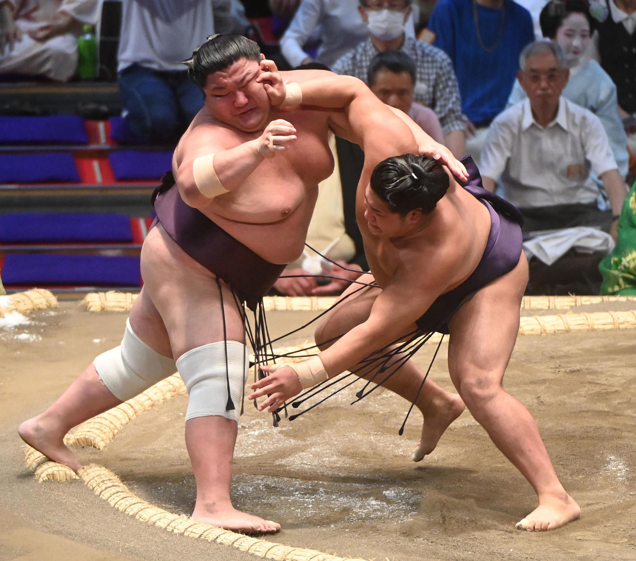 紫雷を押し出しで破る勇磨（右）（撮影・森本幸一）
