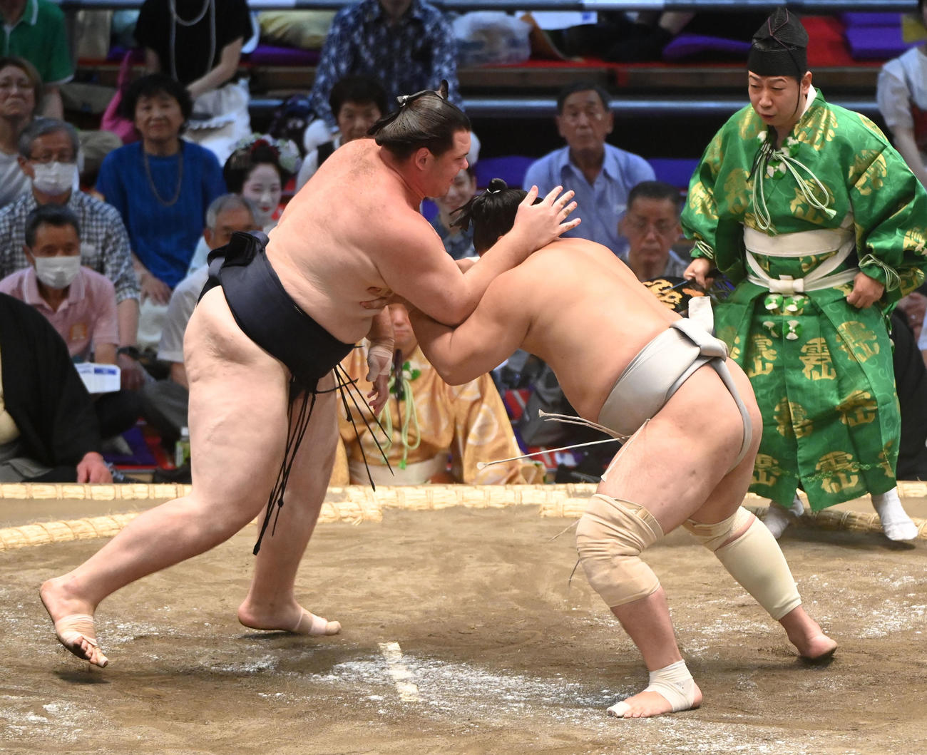 對馬洋をはたき込みで破る獅司（左）（撮影・森本幸一）