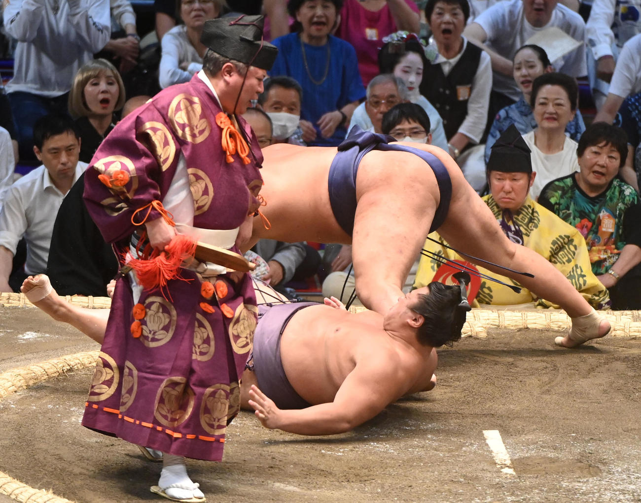 翔猿を押し倒しで破る豊昇龍（中央）（撮影・森本幸一）