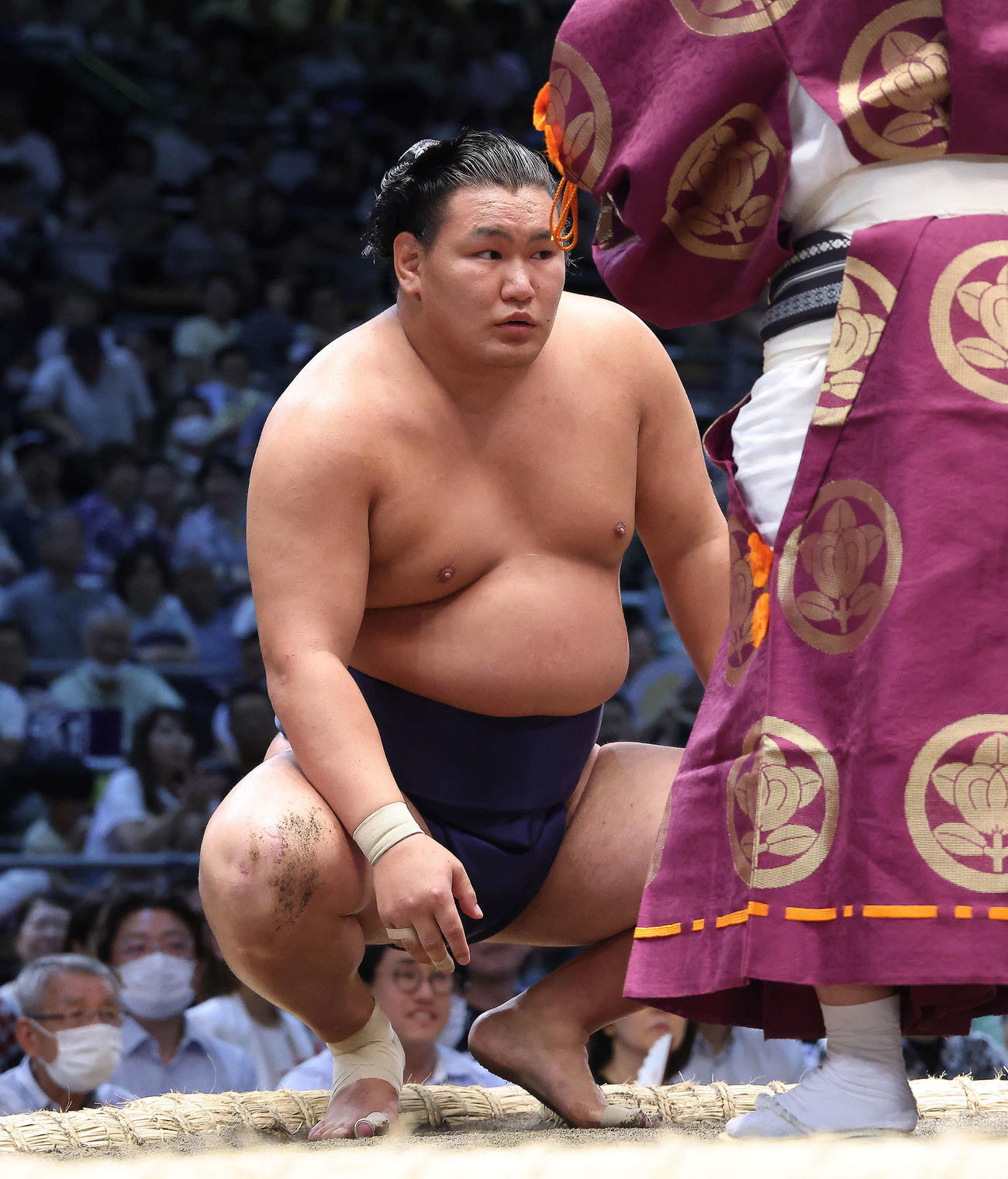 翔猿を押し倒しで破り、勝ち名乗りを受ける豊昇龍（撮影・河田真司）