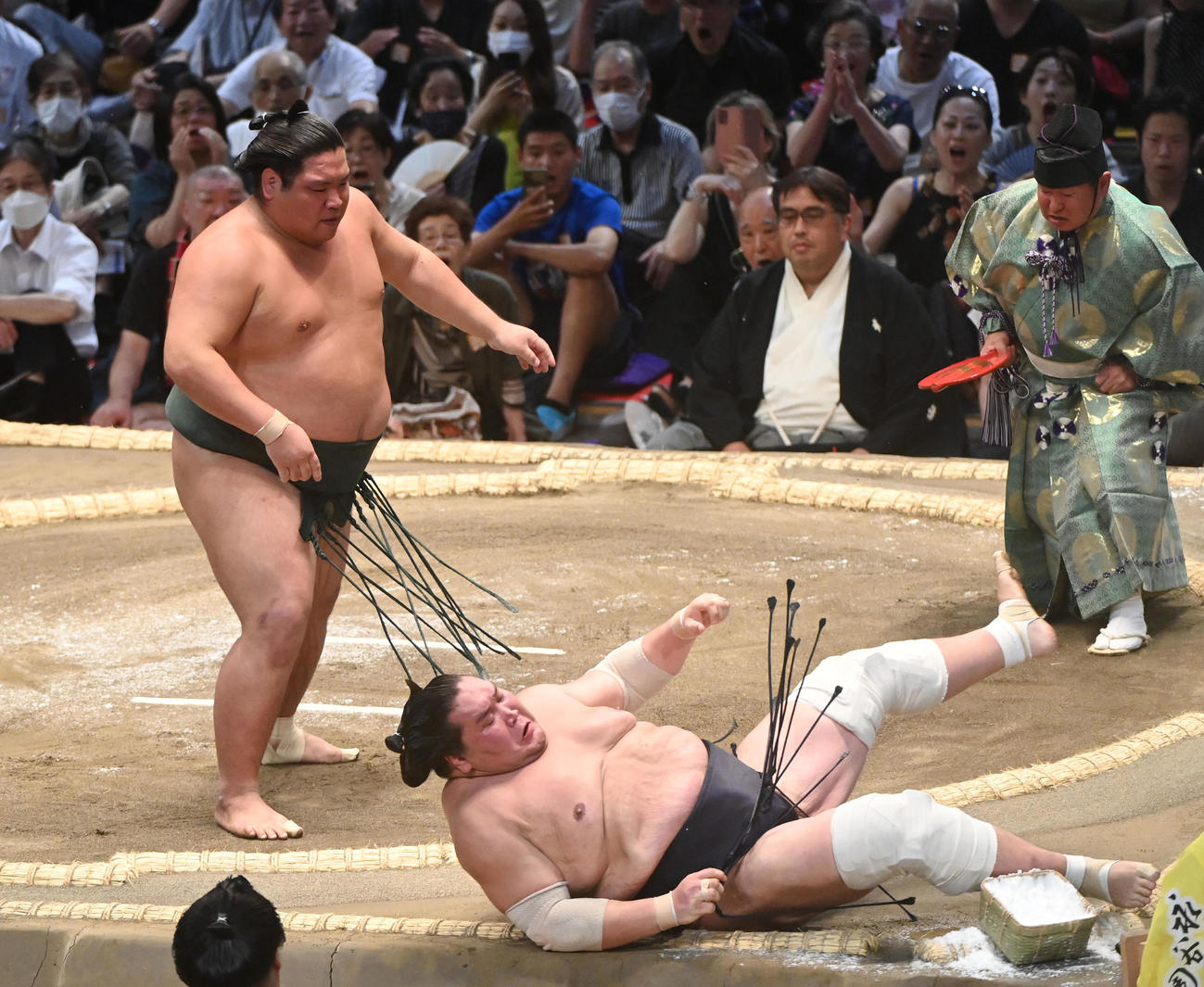 錦木（左）にすくい投げで敗れる照ノ富士（撮影・森本幸一）