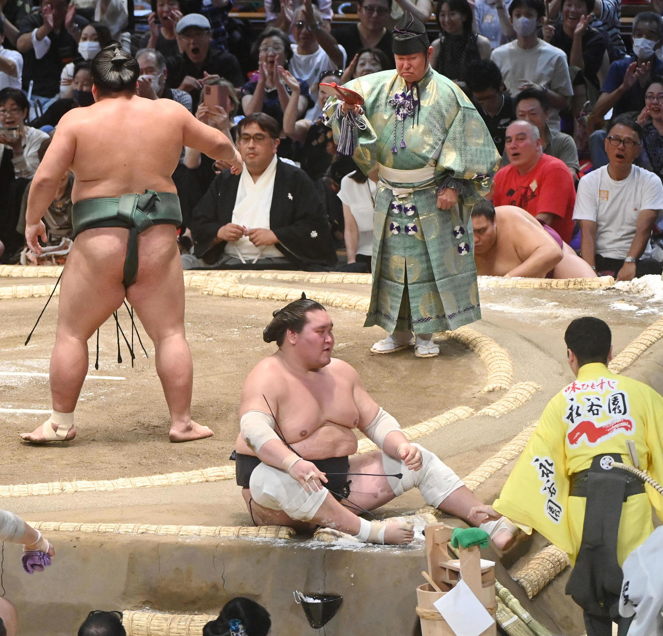 錦木（左）にすくい投げで敗れてぼうぜんとする照ノ富士（撮影・森本幸一）