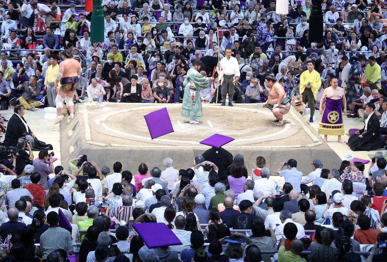照ノ富士（土俵左）が錦木にすくい投げで敗れ座布団が舞う（撮影・河田真司）