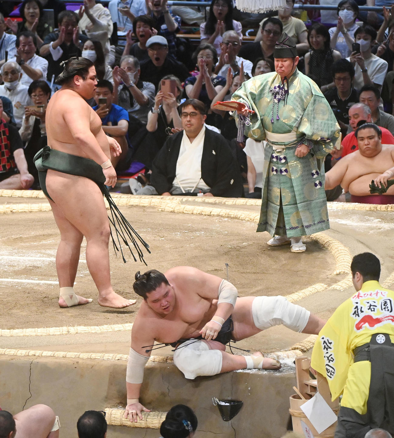 錦木にすくい投げで敗れる照ノ富士（右）（撮影・森本幸一）
