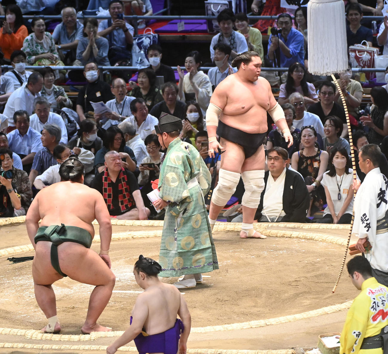 錦木にすくい投げで敗れ土俵を降りる照ノ富士（右）（撮影・森本幸一）