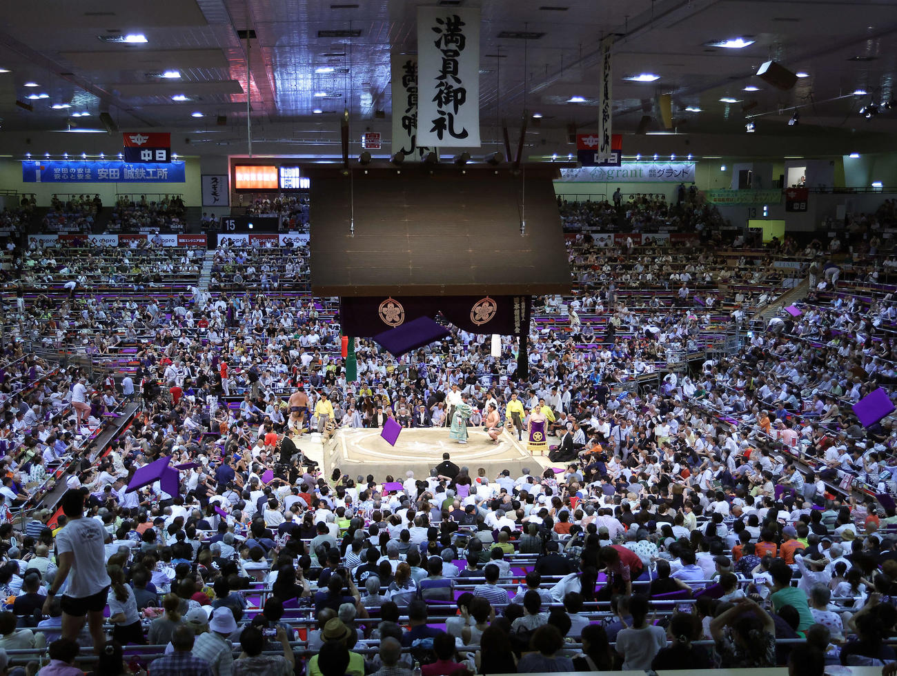 照ノ富士が錦木にすくい投げで敗れ座布団が会場を舞う（撮影・河田真司）