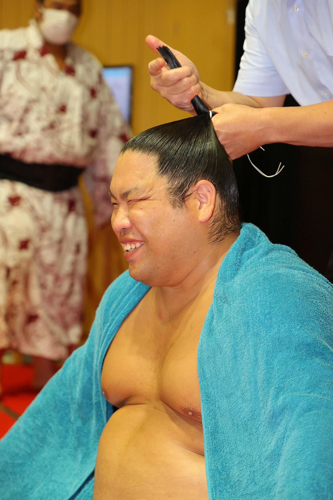 照ノ富士を破った錦木は、支度部屋で笑顔を見せる（代表撮影）