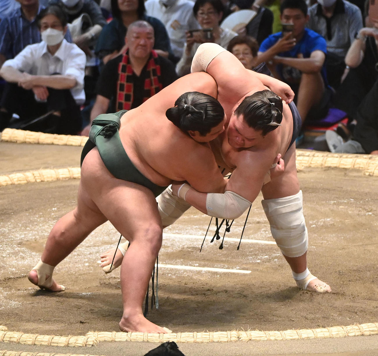 照ノ富士をすくい投げで破る錦木（左）（撮影・森本幸一）